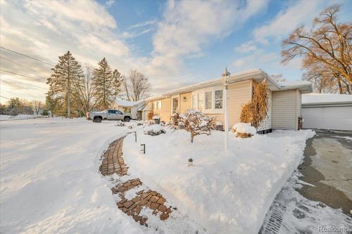 4620 Midland Ave, Waterford, MI, 48329-1837 | Card Image