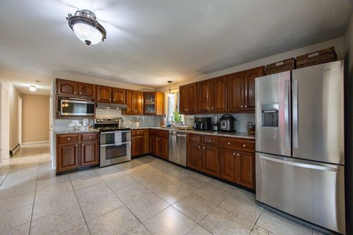 11 Maclarnon Rd, Salem, NH, 03079-3724 | Card Image