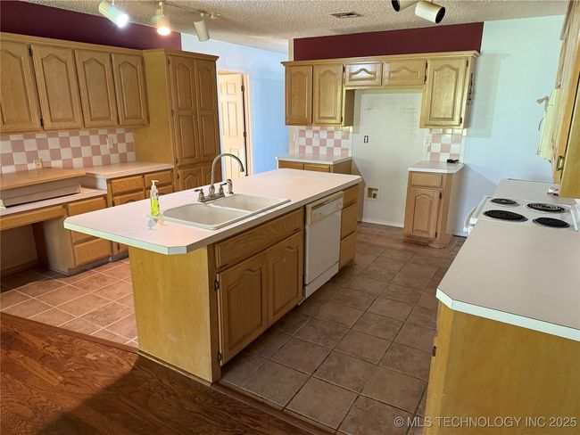 202 Greentree Dr, House other with 4 bedrooms, 3 bathrooms and null parking in Tahlequah OK | Image 7