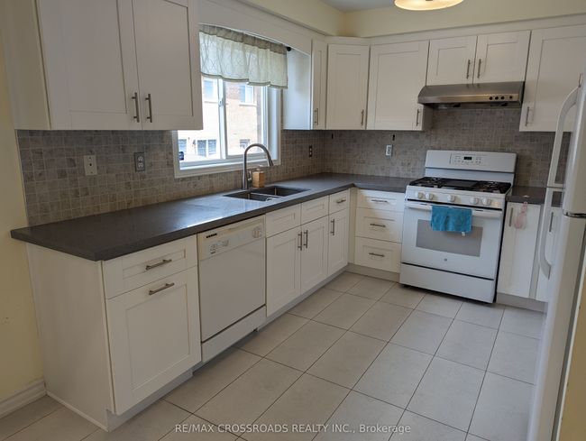 92 Nahanni Dr, House attached with 4 bedrooms, 3 bathrooms and 2 parking in Richmond Hill ON | Image 6