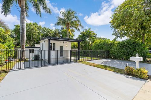 330 Nw 82nd Ter, Miami, FL, 33150-2957 | Card Image