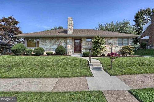 419 W Areba Ave, HERSHEY, PA, 17033-1604 | Card Image