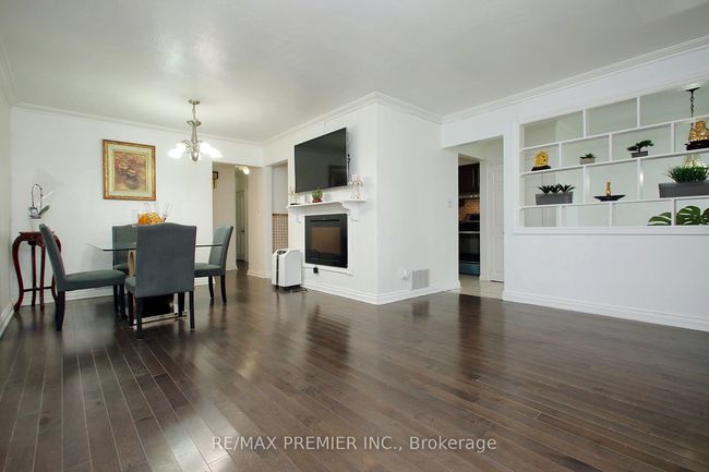 36 Newlin Cres, House attached with 5 bedrooms, 3 bathrooms and 4 parking in North York ON | Image 5