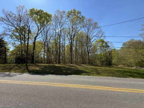 2732 Lockwood Dr, Winston Salem, NC, 27103-6916 | Card Image