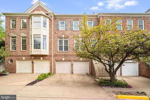 9574 Lagersfield Cir, VIENNA, VA, 22181-6176 | Card Image