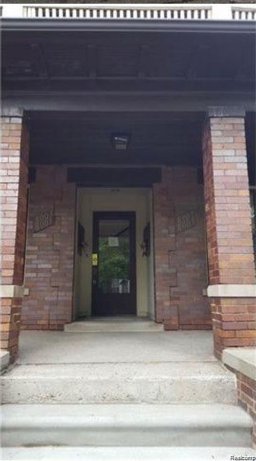 8007 3rd St, Detroit, MI, 48202-2420 | Card Image