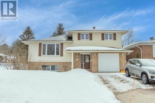 7 Golf Range Cres, Sault Ste. Marie, ON, P6A6A4 | Card Image