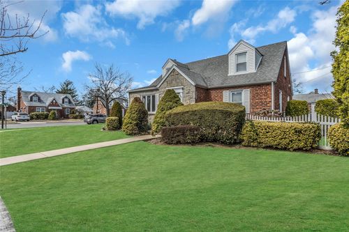 3 Lipton Ln, Williston Park, NY, 11596-1523 | Card Image