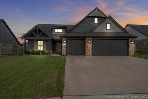 1423 E South Park Pl, Broken Arrow, OK, 74011-2319 | Card Image