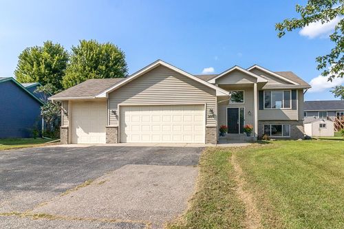 350 E Woodridge Dr, Le Center, MN, 56057-1338 | Card Image