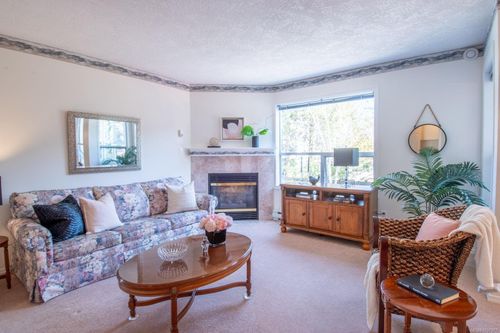 206-9945 Fifth St, Sidney, BC, V8L2V6 | Card Image