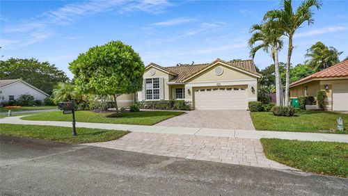 3099 Perriwinkle Cir, Davie, FL, 33328-6702 | Card Image
