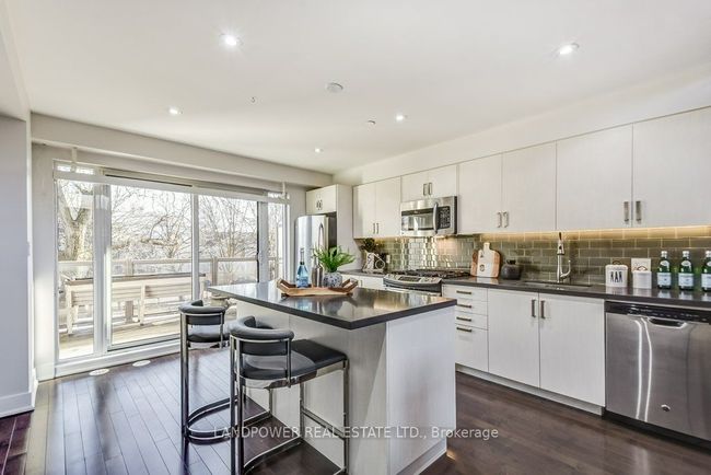 991 Dundas St E, House attached with 3 bedrooms, 3 bathrooms and 1 parking in Toronto ON | Image 14