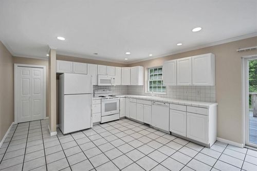 17 Michael Dr, Wappingers Falls, NY, 12590-4944 | Card Image