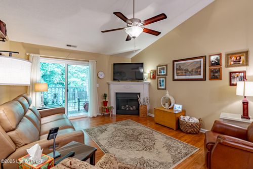 202-9106 Hawthorne Pointe Dr, Louisville, KY, 40272-2586 | Card Image