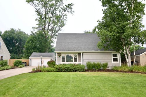 4641 N 100th St, Wauwatosa, WI, 53225-4707 | Card Image