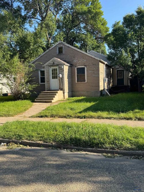 806 7th Ave Ne, Aberdeen, SD, 57401-3039 | Card Image