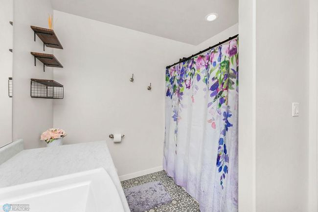 Full Bathroom (2nd Level) | Image 31