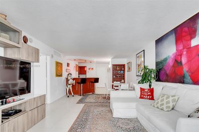 1106 - 6917 Collins Ave, Condo with 1 bedrooms, 1 bathrooms and null parking in Miami Beach FL | Image 2