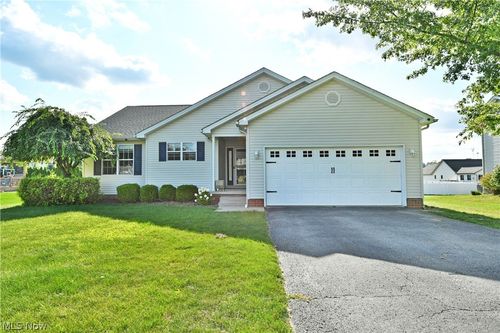 10420 Carrie Dr, New Middletown, OH, 44442-8794 | Card Image