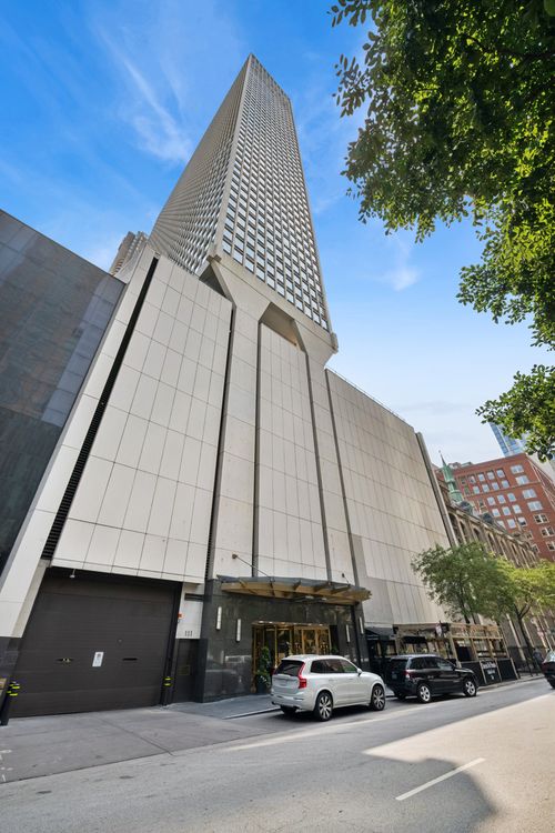47f-111 E Chestnut Street, Chicago, IL, 60611 | Card Image