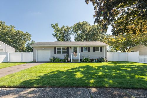 5 Norwalk Ln, Selden, NY, 11784-1206 | Card Image