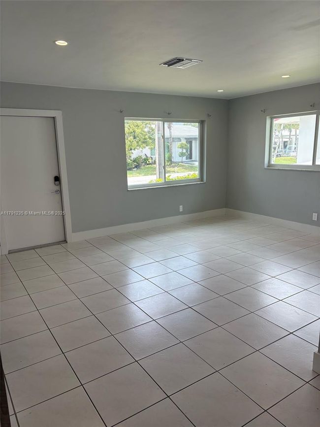 6807 Nw 75 Th St, House other with 2 bedrooms, 1 bathrooms and null parking in Tamarac FL | Image 7