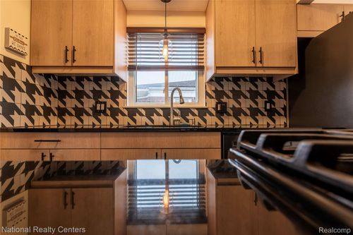 32653 Beacon Ln, Fraser, MI, 48026-2110 | Card Image