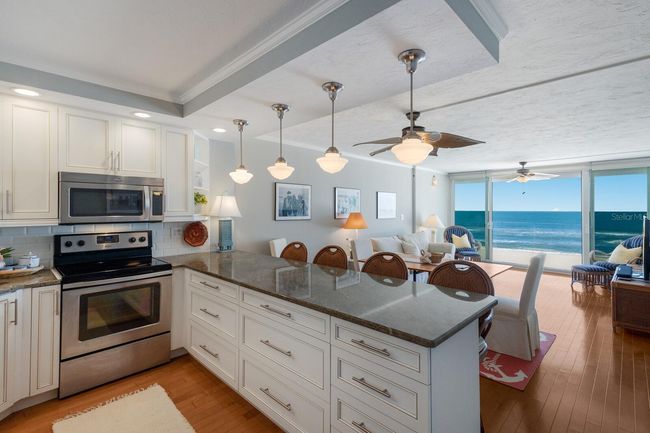 UNIT-204 - 5300 Gulf Dr, Condo with 2 bedrooms, 2 bathrooms and null parking in Holmes Beach FL | Image 6