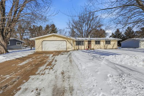 635 W 9th St, Rush City, MN, 55069-9058 | Card Image