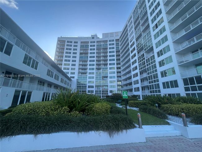 APT-434 - 5401 Collins Ave, Condo with 2 bedrooms, 2 bathrooms and null parking in Miami Beach FL | Image 25