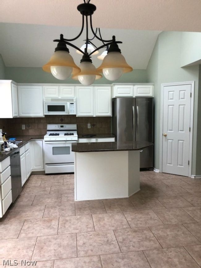2823 Carriage Stone St Nw, House other with 3 bedrooms, 3 bathrooms and null parking in Uniontown OH | Image 9