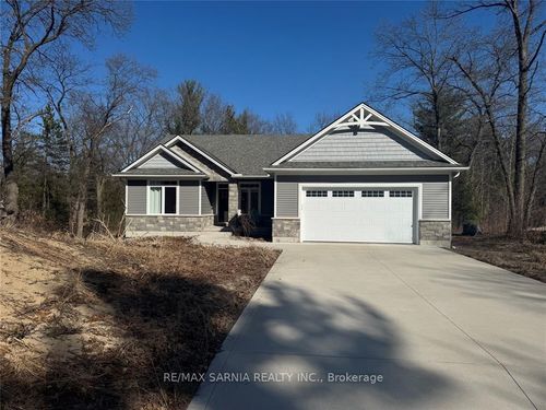 9934 Nipigon St, Port Franks, ON, N0M2L0 | Card Image