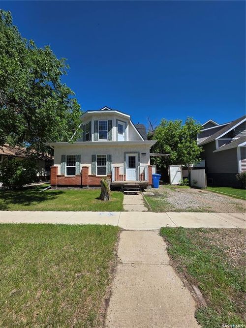 905 2nd St, Estevan, SK, S4A0L3 | Card Image