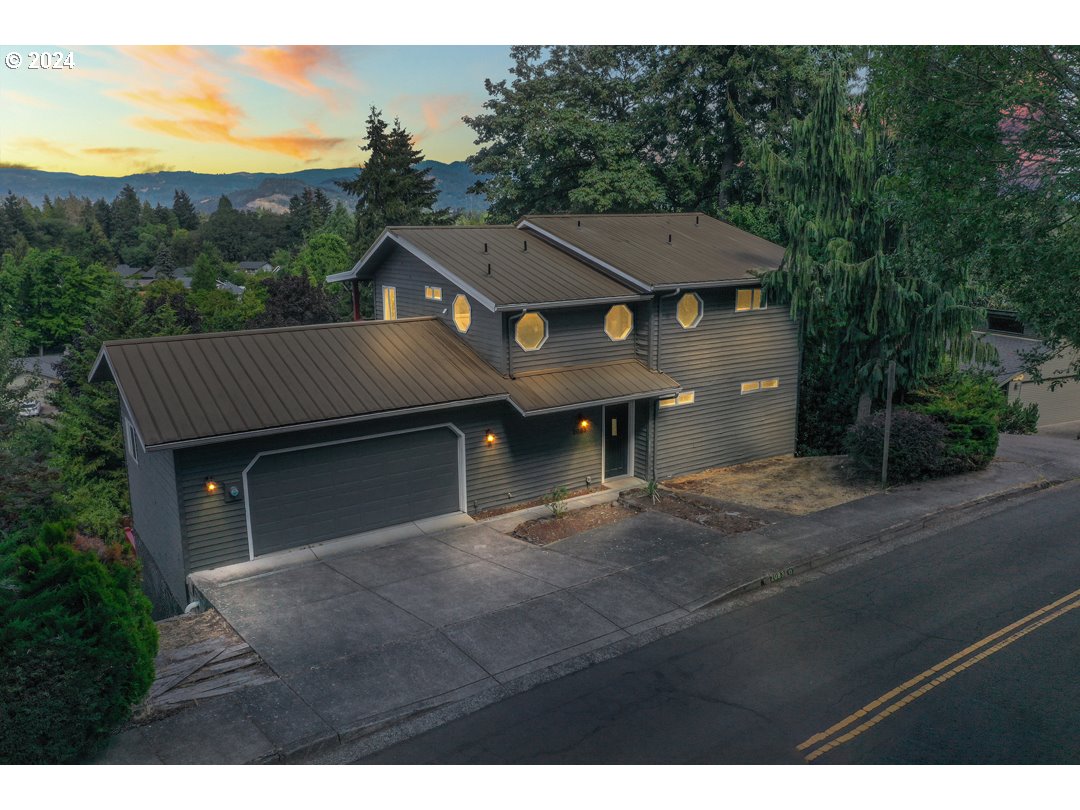 2083 Stonecrest Dr, For Sale in Eugene Zoocasa