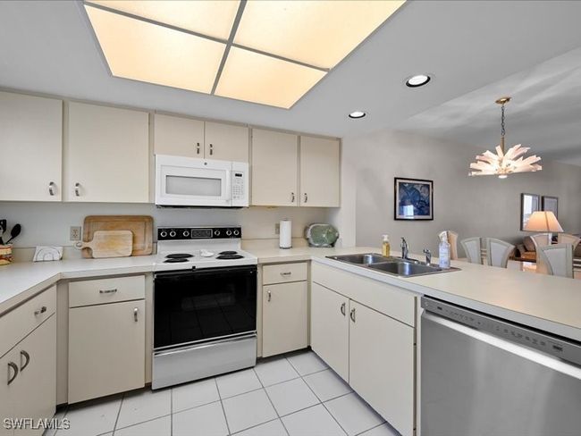 4-705 - 897 Collier Ct, Condo with 2 bedrooms, 2 bathrooms and null parking in Marco Island FL | Image 10