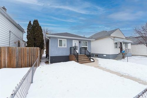 529 Castle Ave, Winnipeg, MB, R2L1C4 | Card Image