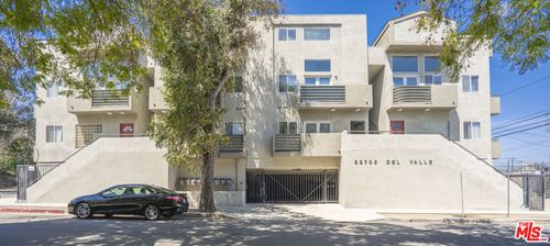 6-22705 Del Valle St, Woodland Hills, CA, 91364-1355 | Card Image