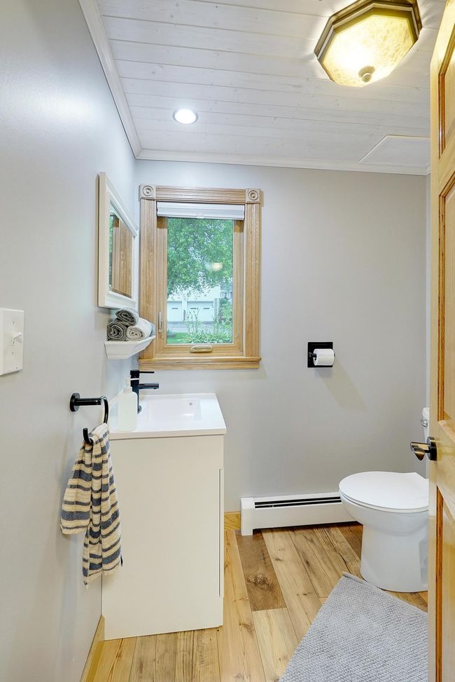 Another completely updated bathroom. | Image 31