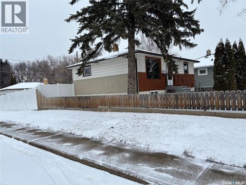 674 Grandview St W, Moose Jaw, SK, S6H5L4 | Card Image