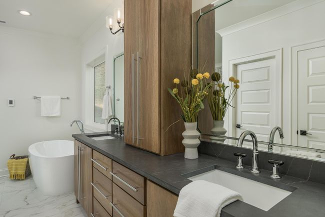 Expansive Vanity Space | Image 44