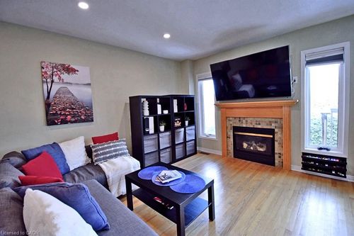 105 Tall Oak Pvt, Ottawa, ON, K1G6T3 | Card Image