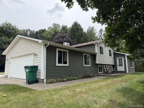 3595 Davison Lake Rd, Ortonville, MI, 48462-9525 | Card Image