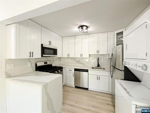 135 Falcon Ridge Way N, Hamburg, NJ, 07419-1147 | Card Image