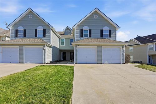 8021 N Elmwood Ave, Kansas City, MO, 64119-8601 | Card Image