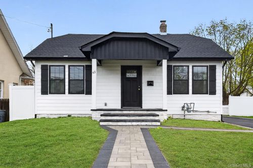 43 Robert St, Patchogue, NY, 11772-2922 | Card Image