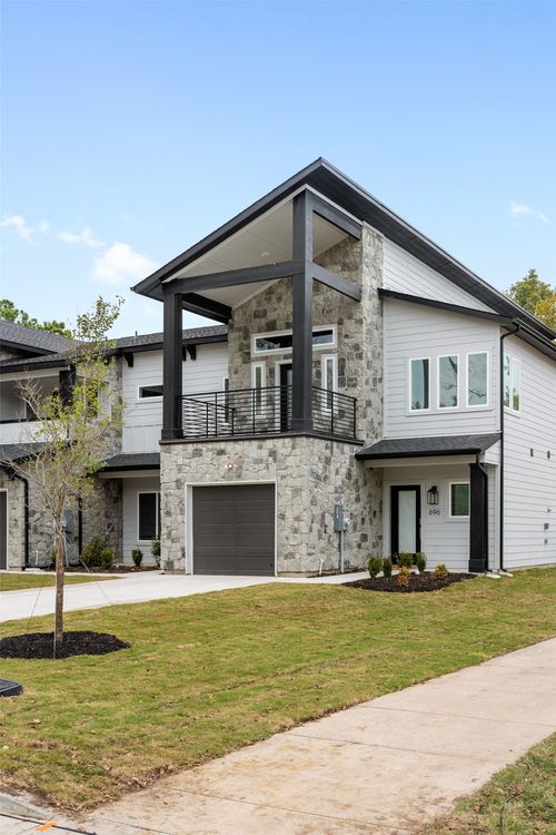 696 N Center St, Arlington, TX, 76011-7147 | Card Image