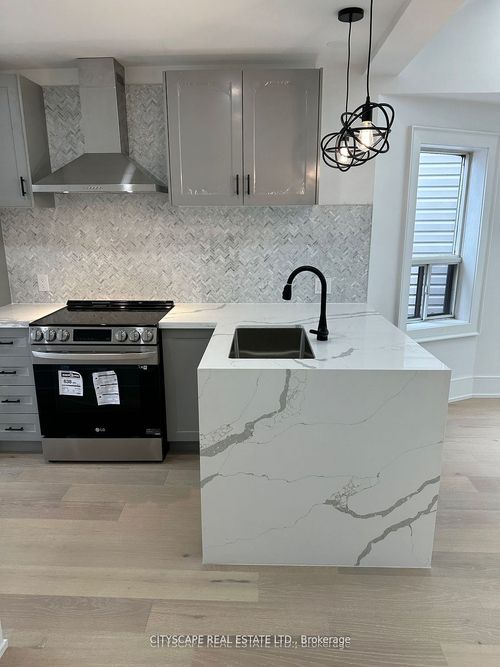 242 Christie St, Toronto, ON, M6G3B8 | Card Image