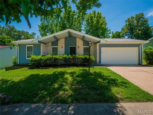 6766 Lesli Mari Ct, Florissant, MO, 63033-4819 | Card Image