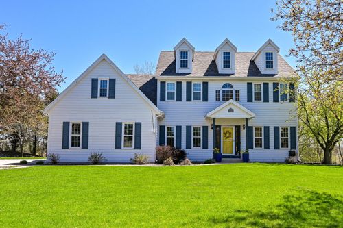 W262N2438 Deer Haven Dr, Pewaukee, WI, 53072-4572 | Card Image